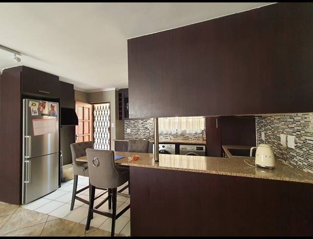 2 BEDROOM SIMPLEX FOR SALE IN COUNTRY VIEW